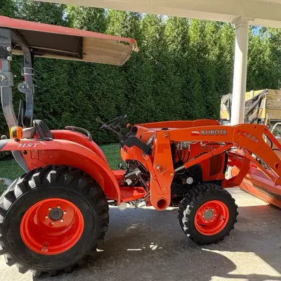 KUBOTA LA524 Compact Utility Tractor W/ Front End Loader