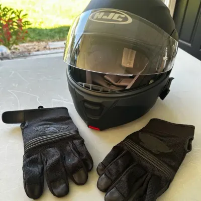 HJC Motorcycle Helmet & Harley Davidson Gloves
