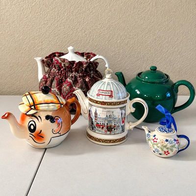 Sale Photo Thumbnail #189: Lk assorted decorative and functional teapots collection