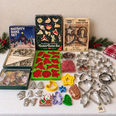 Sale Photo Thumbnail #197: Lk large assortment of vintage cookie cutters and nativity bake set