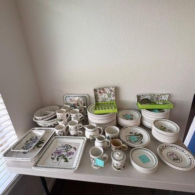 Sale Photo Thumbnail #122: Hk portmeirion botanic garden 106 piece dinnerware set