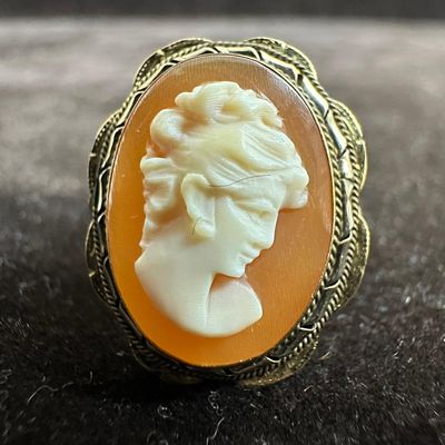 Vintage Carved Shell Cameo 18K Gold Ring V22
