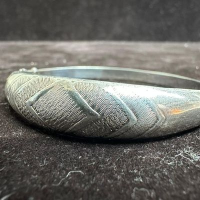 Thai 925 Sterling Silver Etched Chevron Style Design Hinged Bracelet N2