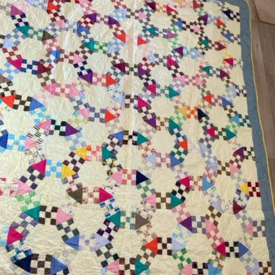 Quilt With Interlocking Circle Pattern 