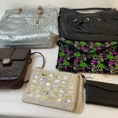 FTH373 - Assorted Tote & Handbags ( Handbag / Clothes / Clothing 