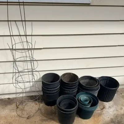 FTH393 - Great Small Pot Mystery Lot + Vine growing cages ( Pots / Garden )