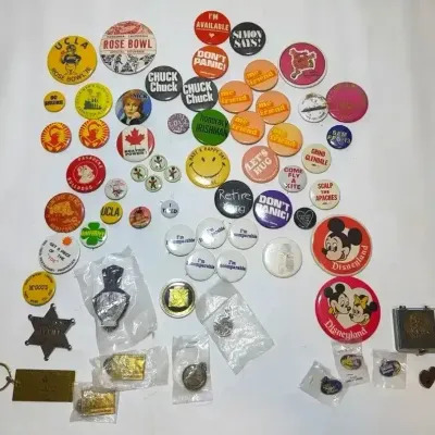 FTH333 - Super Lot Of Vintage Pins, Medallions And Keychains ( Pinback / Pinbacks / Buttons )