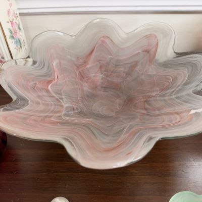 Pink swirl art glass bowl, ruffled rim