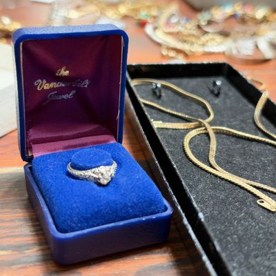Ring in Vanderbilt Jewel box, gold tone chains