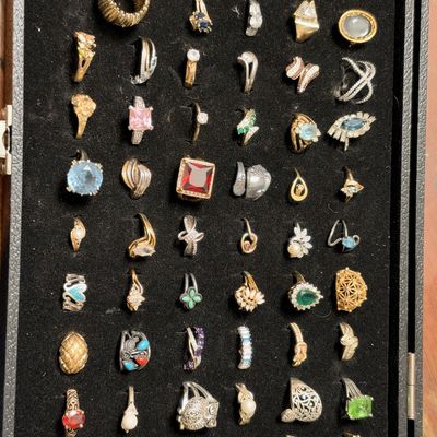 Cocktail rings and gemstone rings in display tray