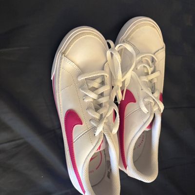 Girls Nike shoes size 5Y