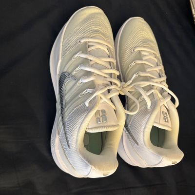 Women’s Nikes size 8.5