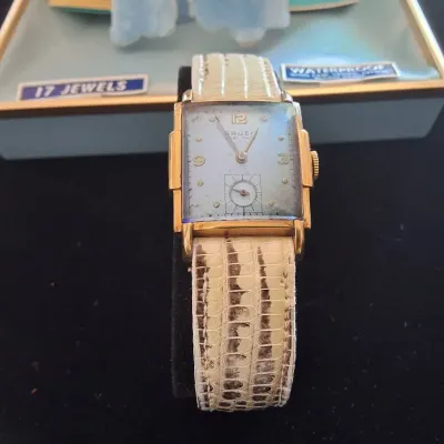 Vintage GRUEN Veri-Thin 17-Jewel Rectangular Wristwatch with Display Box
