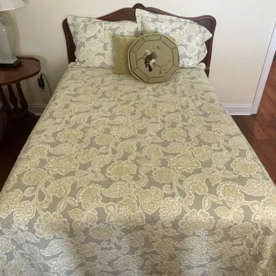 Full Dark Wood Headboard Bed & Floral Quilt Bedding Set