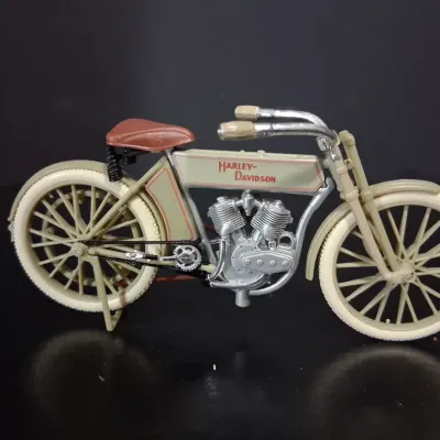 Harley-Davidson Maisto Motorcycle Models & Motorcycle Clock Lot