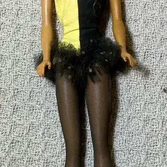 Vintage Bubble Cut Midge in Masquerade Outfit