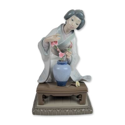 Lladro Porcelain Oriental Girl Figurine 4840
