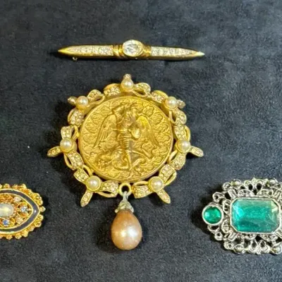 Hattie Carnegie Brooch/Pendant & 3 NOS Vintage Brooches