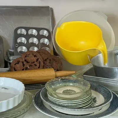 Kitchen Bakeware, Mixing Bowls and Dinnerware
