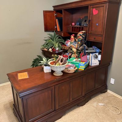 Lot 5: Office Desk & Decor