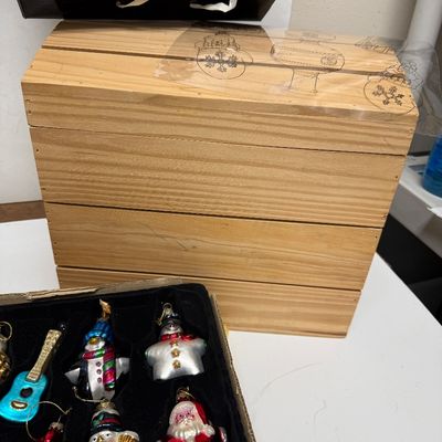 Museum Thomas Series Blown Glass Christmas Ornaments with Wooden Chest