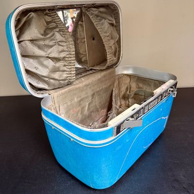 Vintage Blue Hard Shell Train Case Makeup Vanity Suitcase
