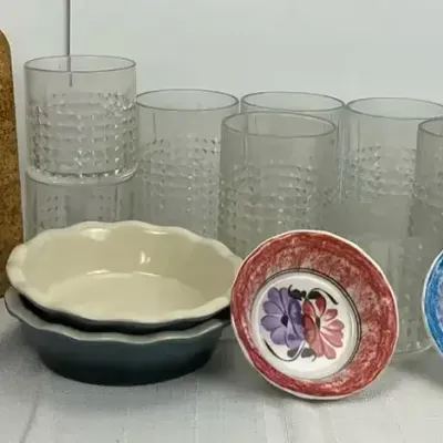 Malta Tile & Mixed Kitchenware with Pyrex Bowls