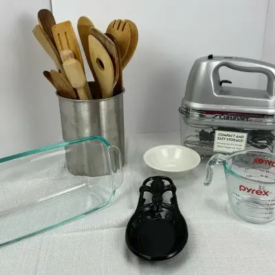 Cuisinart Mixer & Pyrex Kitchen Set