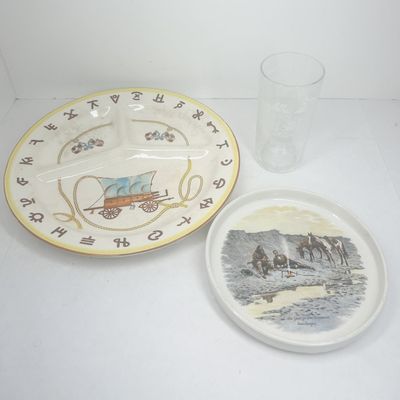 A TRIO OF CERAMIC AND GLASS WESTERN-THEMED TABLETOP ITEMS INCLUDING A FREDERIC REMINGTON PRINT DECORATED PLATE