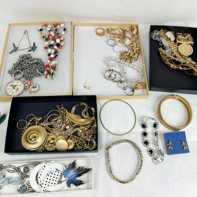 ASSORTED VINTAGE COSTUME JEWELRY COLLECTION