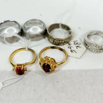 AN ASSORTMENT OF COSTUME FASHION RINGS