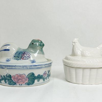 TWO CERAMIC HEN ON NEST TRINKET BOXES