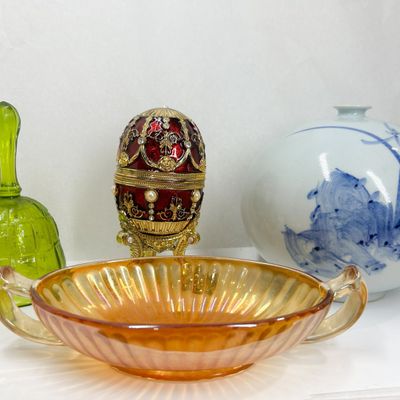 ASSORTMENT OF DECORATIVE GLASS AND CERAMICS