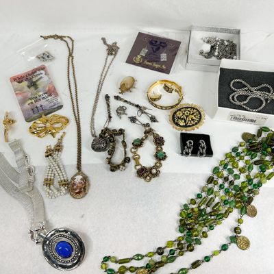 ASSORTMENT OF COSTUME JEWELRY AND ACCESSORIES