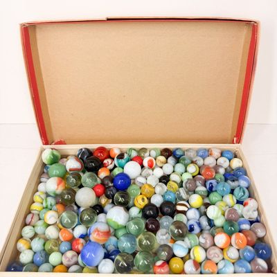 VINTAGE ASSORTMENT OF GLASS MARBLES