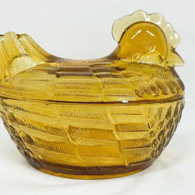 AMBER GLASS HEN ON NEST