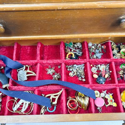 VINTAGE WOODEN JEWELRY CHEST AND COSTUME COLLECTION
