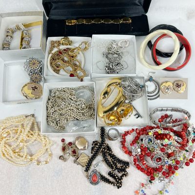 ASSORTED VINTAGE AND COSTUME JEWELRY