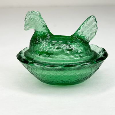 EMERALD GREEN GLASS MINI HEN ON NEST