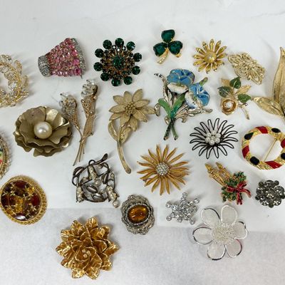 AN ASSORTMENT OF TWENTY-FOUR COSTUME BROOCHES