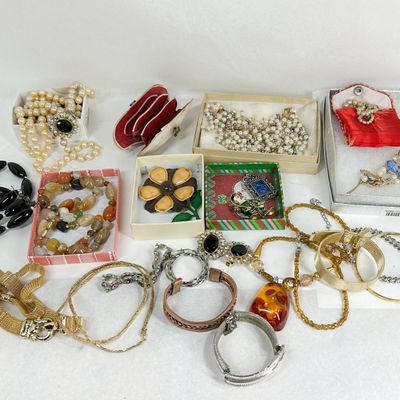 ASSORTMENT OF VINTAGE COSTUME JEWELRY