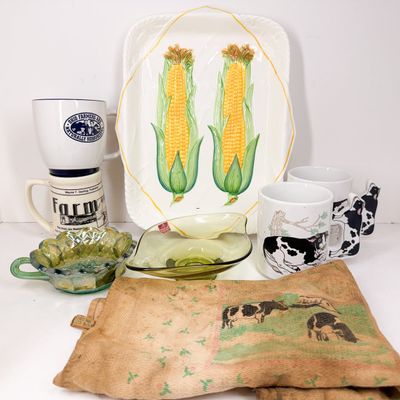 GROUP OF FARM THEMED KITCHENWARE AND TEXTILES