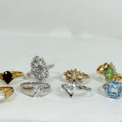 AN ASSORTMENT OF STERLING SILVER AND GOLD PLATED RINGS