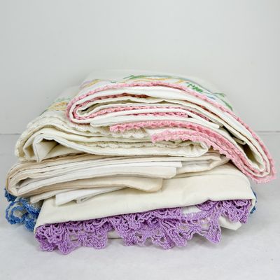COLLECTION VINTAGE HAND EMBROIDERED LINENS