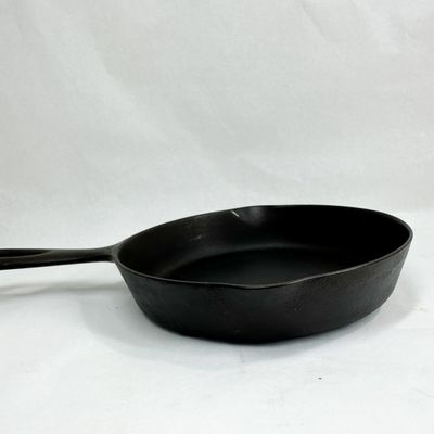 FAVORITE PIQUA WARE CAST IRON SKILLET