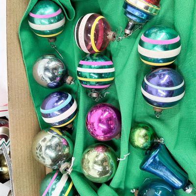 HOLLY GLASS CHRISTMAS ORNAMENT COLLECTION