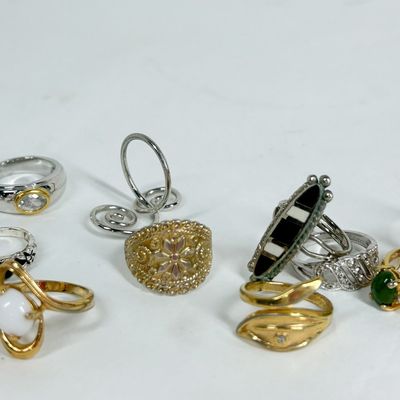 COLLECTION OF ASSORTED FASHION RINGS