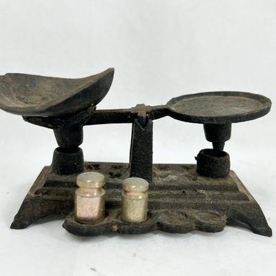 VINTAGE CAST IRON MINIATURE BALANCE SCALE