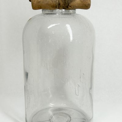 WHITE HOUSE VINEGAR GLASS JUG