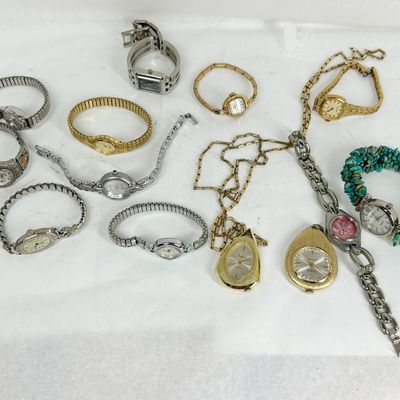 AN ASSORTMENT OF VINTAGE AND CONTEMPORARY LADIES' WRISTWATCHES